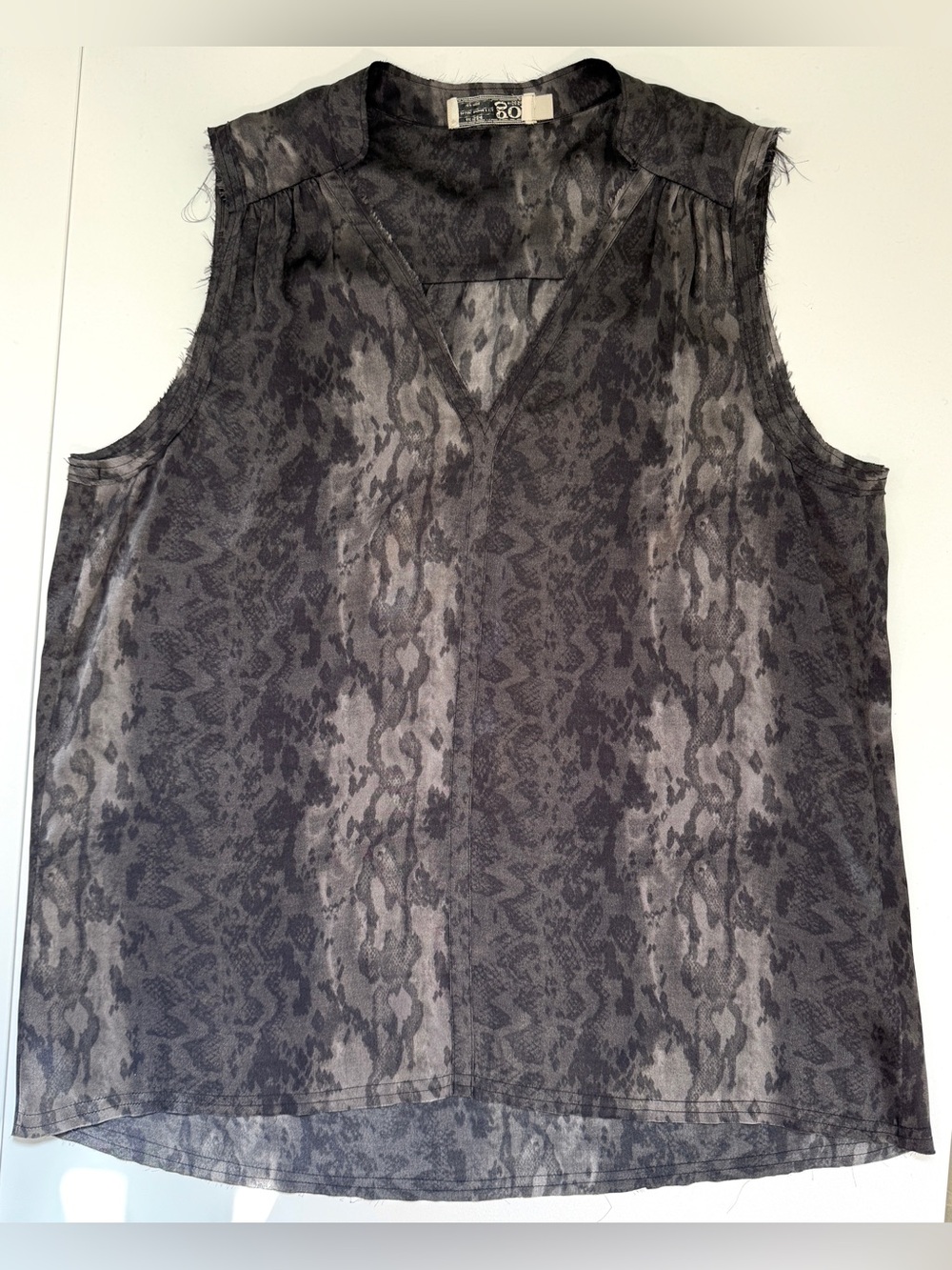 go> by go silk Gray Animal Print 100% Silk V-Neck Tank Top - Size Large